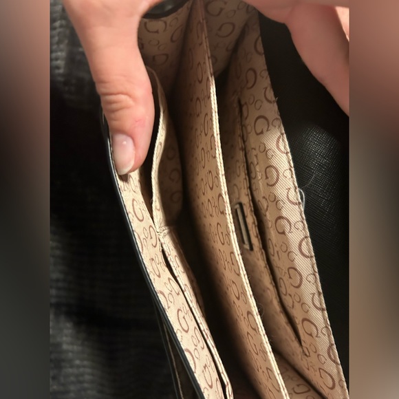 Black and white GUESS purse - Picture 2 of 7